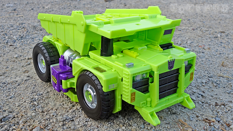 Illustration for article titled The Colossal New Transformers Devastator Is Better than the Original